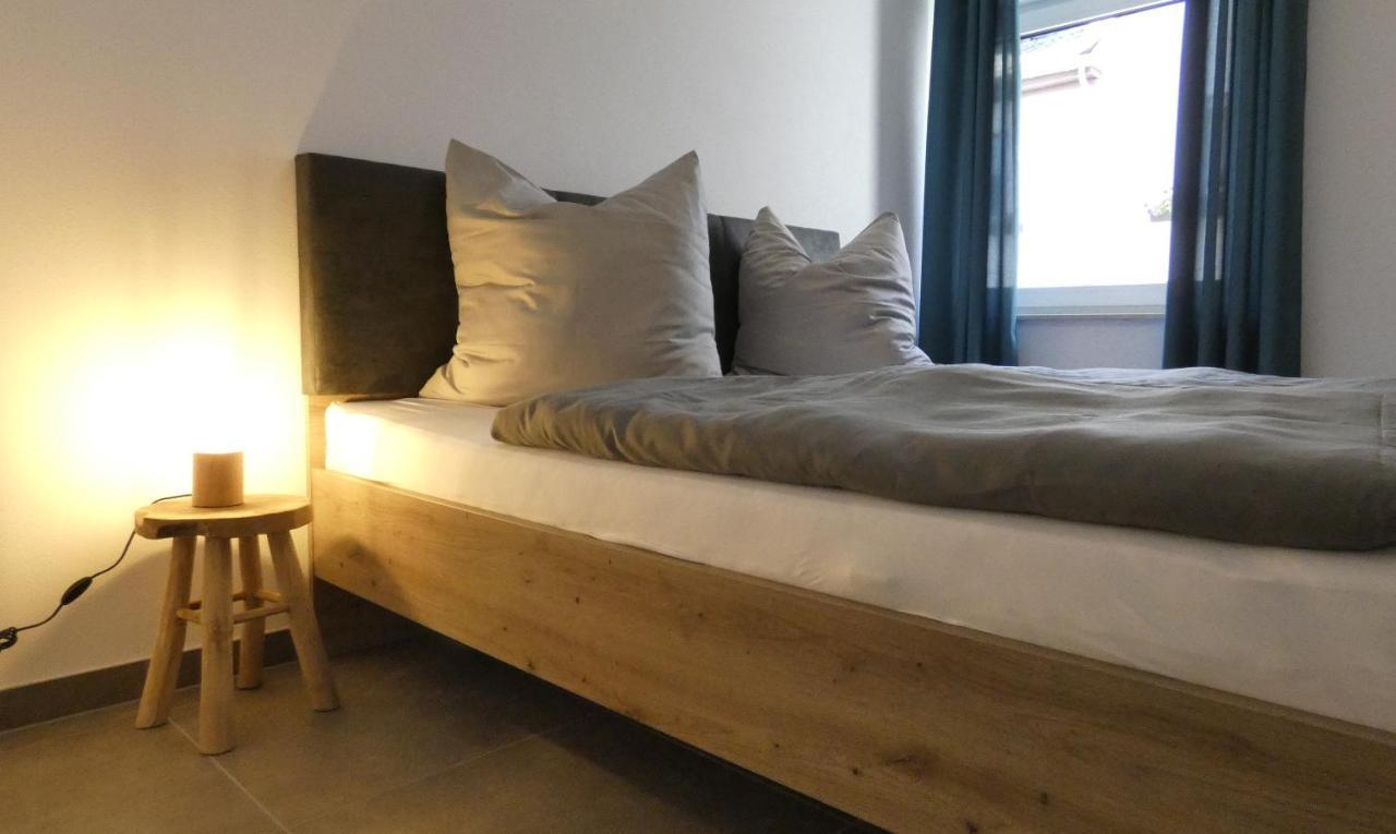 Moselufer Apartments Urzig Bagian luar foto