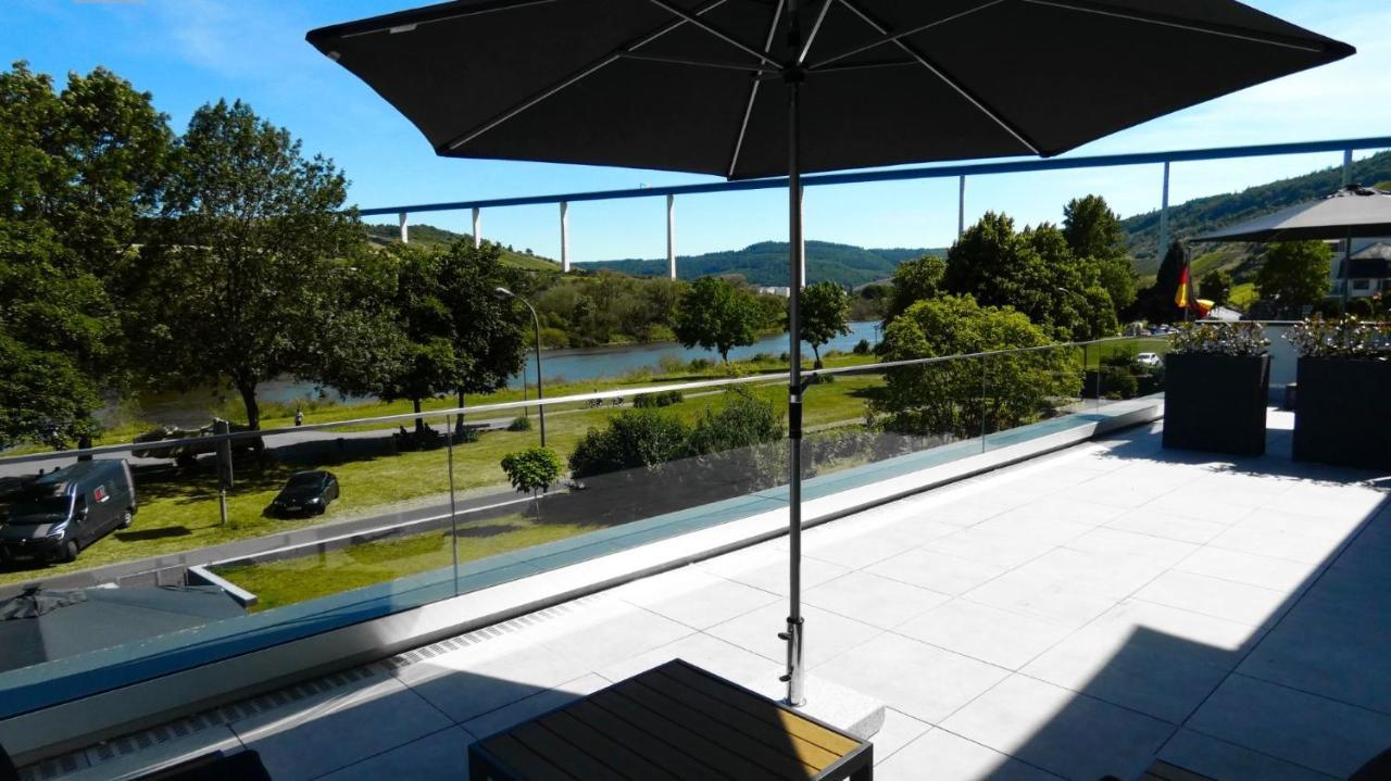 Moselufer Apartments Urzig Bagian luar foto