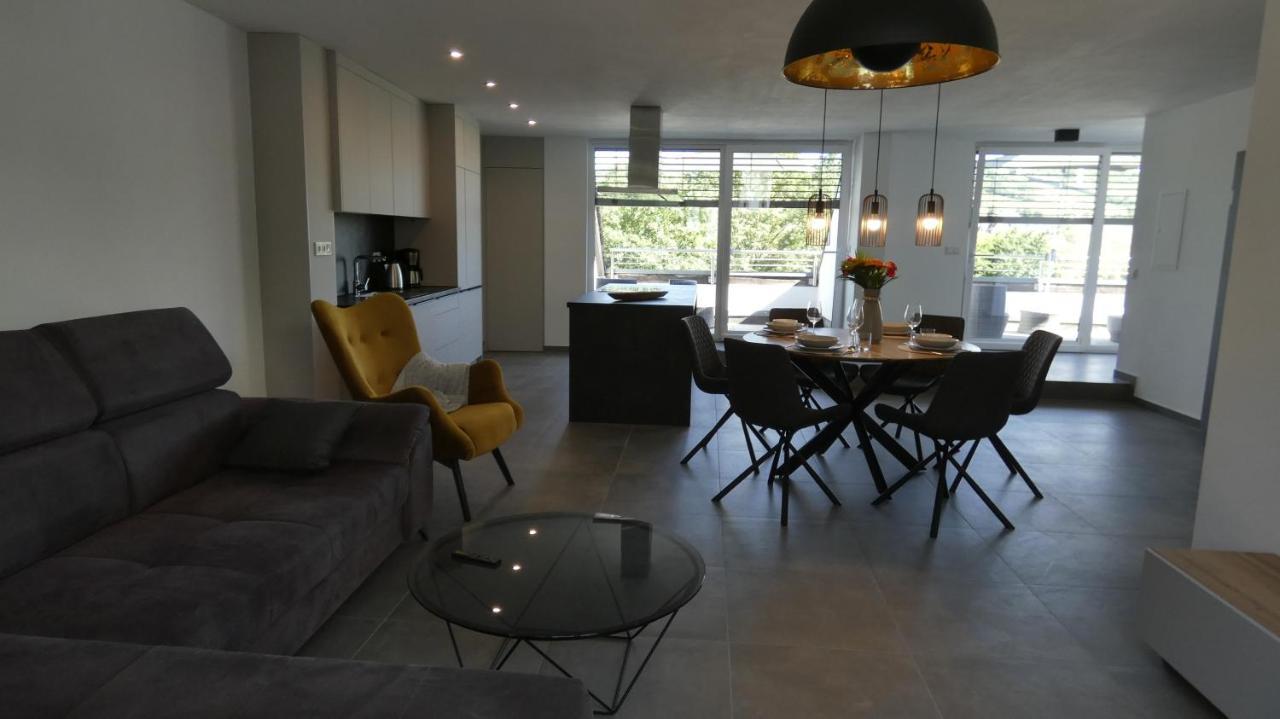 Moselufer Apartments Urzig Bagian luar foto