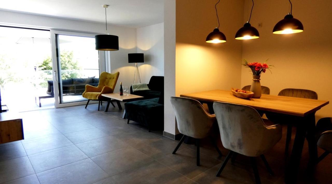 Moselufer Apartments Urzig Bagian luar foto